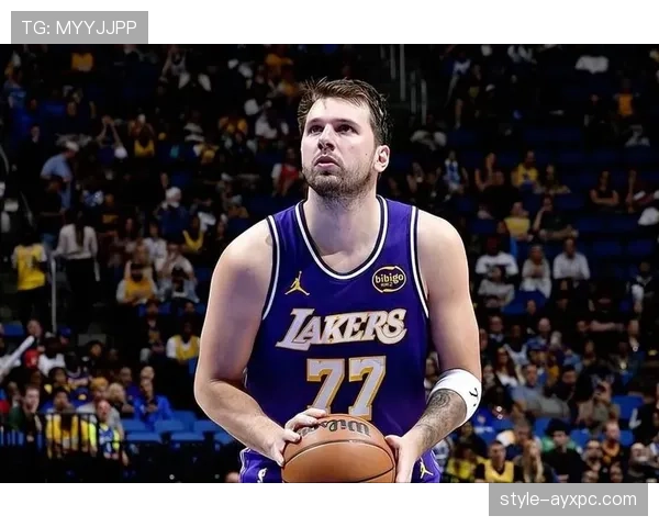 东契奇又在更衣室吃披萨了,这自律程度真不愧是NBA顶薪? 东契奇又在更衣室吃披萨了,这自律程度真不愧是NBA顶薪?