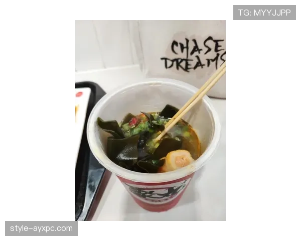 孙准浩训练完直接坐路边啃饭团,这自律程度真没谁了 孙准浩训练完直接坐路边啃饭团,这自律程度真没谁了